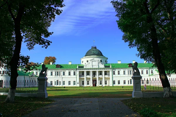 Met het oog op het Kachanivka paleis en enorme bomen — Stockfoto