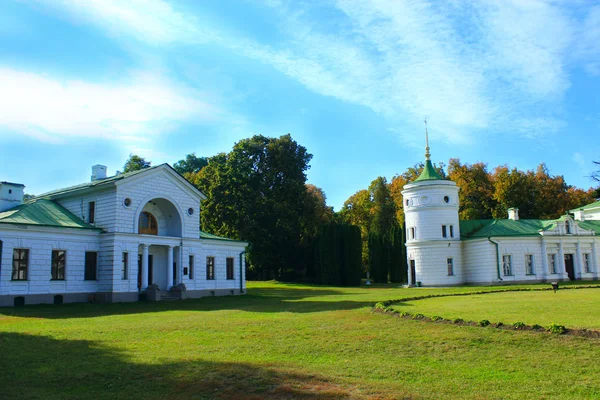 Vista al Palacio de Kachanivka y enormes árboles — Foto de Stock