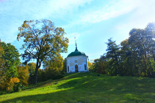 Wunderschöner Glinka-Pavillon im Katschaniwka-Park — Stockfoto