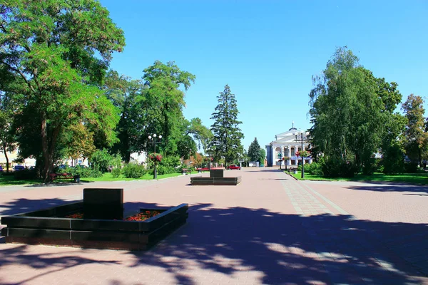 Zone dans la ville de Tchernihiv avec de beaux arbres et sentiers à Tchernihiv — Photo