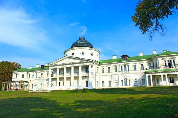 Bela vista para o Palácio Kachanivka — Fotografia de Stock