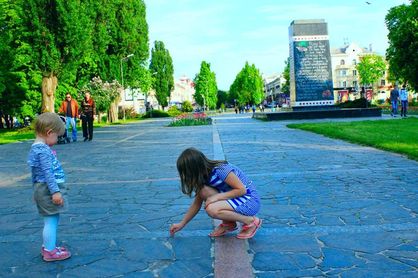 küçük kız parkta yolda yazmak