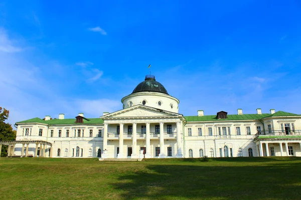 Belo palácio com grande conjunto arquitetônico no dia brilhante — Fotografia de Stock