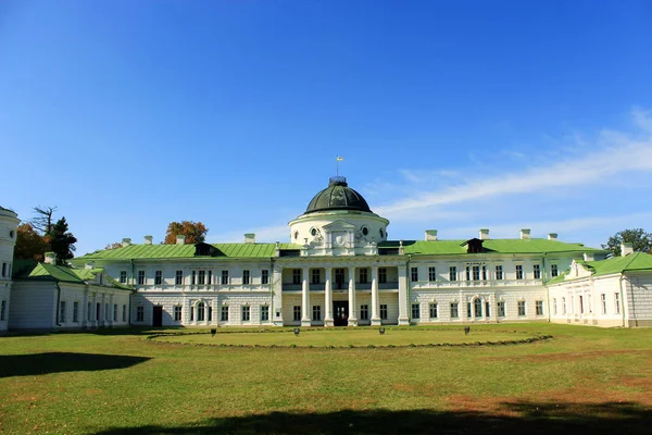 Vackra slott med stor arkitektoniska ensemble på ljusa dagen — Stockfoto