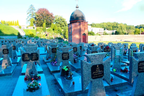 Могила жертв политических репрессий на Лычаковском кладбище во Львове — стоковое фото