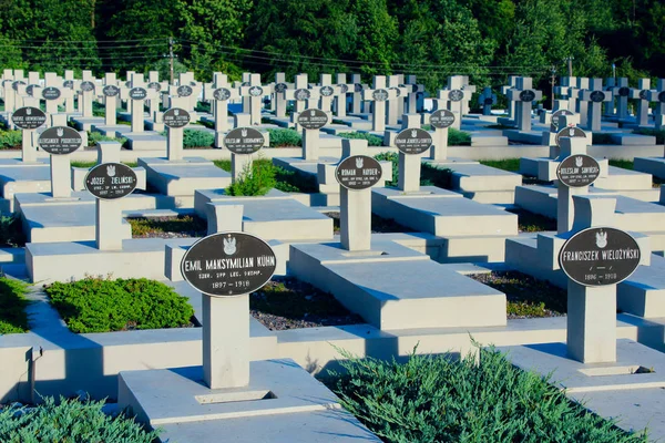 Tumbas de los guerreros polacos en el cementerio de Lychakiv — Foto de Stock