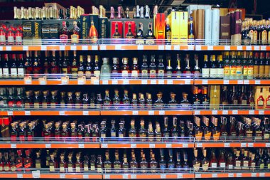 süpermarket raflarında alkollü içecekler