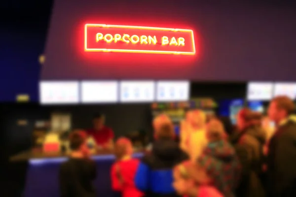 Menschen stehen Schlange für Popcorn — Stockfoto