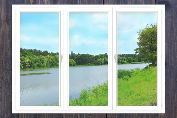 Fenêtres panoramiques de bureau avec vue sur la rivière — Photo