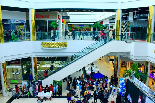 Personnes sur l'escalier roulant dans le supermarché — Photo