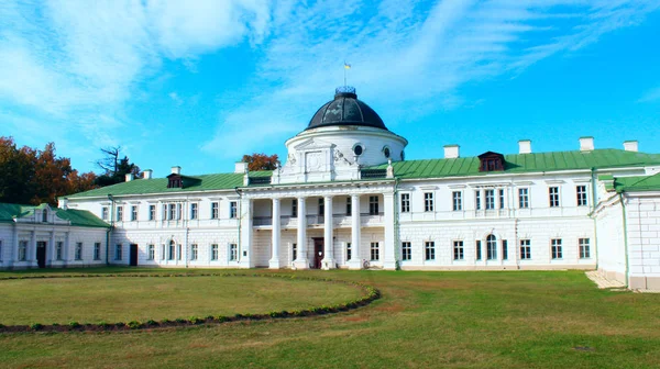 Kachanivka Palace w jasny dzień — Zdjęcie stockowe