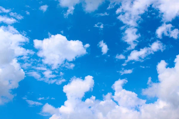 Céu azul e nuvens brancas — Fotografia de Stock