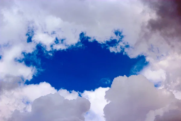 Blue sky surrounded by white clouds — Stock Photo, Image