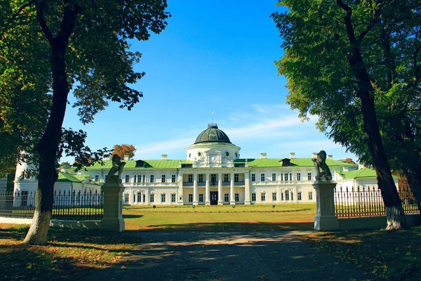 Качановский дворец в красивом парке — стоковое фото