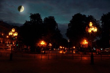 Gece şehrin üzerinde parlayan yıldızlarla ay