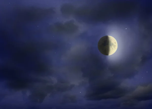 Φεγγάρι λαμπερό στο σκοτεινό νυχτερινό ουρανό — Φωτογραφία Αρχείου