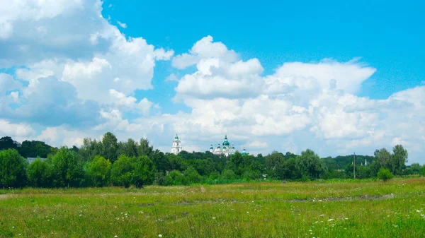 Vista a la ciudad de Chernihiv con hermoso monasterio y campo de Troizkiy — Foto de Stock