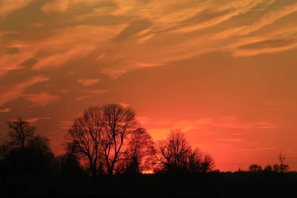 Atardecer oscuro con nubes carmesí — Foto de Stock