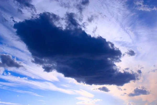 Avond landschap met cloud — Stockfoto