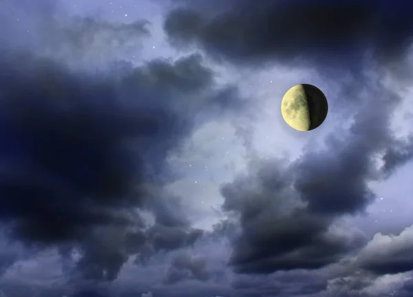 Φεγγάρι που λάμπει στο σκοτάδι συννεφιασμένος ουρανός — Φωτογραφία Αρχείου