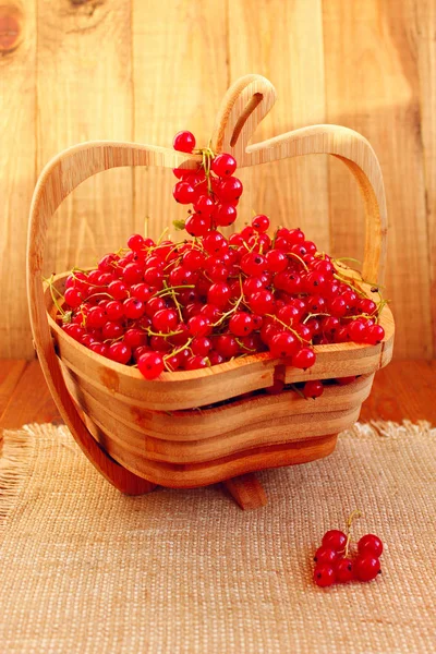 Red currant on the wooden vase — Stock Photo, Image