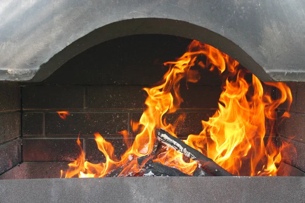 Feuer und Kohlenbecken unter einem Baldachin — Stockfoto
