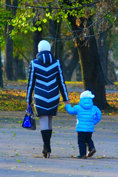 Мама с дочерью идут в парк. — стоковое фото