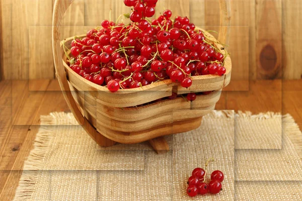 Fresh red currant on the wooden vase — Stock Photo, Image
