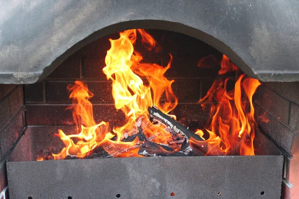 Великий мангал з палаючим вогнем — стокове фото