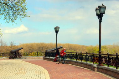 insanlar Chernihiv tarihi park mesire pathes ve fener ile Val adlı