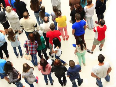 insanlar beyaz zemin üzerine