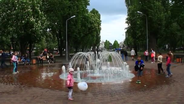Děti si hrají na dětském hřišti s fontánami — Stock video