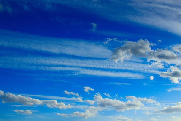 白い雲と青い空 — ストック写真