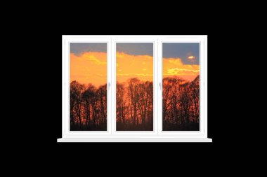 Kırmızı günbatımı bakan modern izole pencere