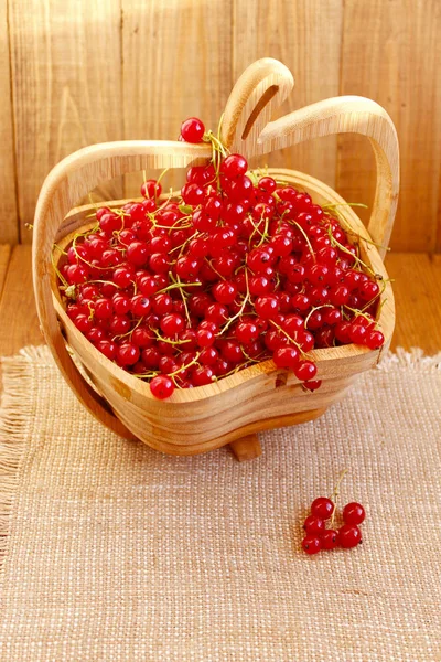 Red currant on the wooden vase — Stock Photo, Image