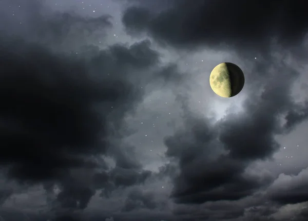 Φεγγάρι λαμπερό στο σκοτεινό νυχτερινό ουρανό — Φωτογραφία Αρχείου
