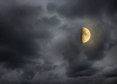 Gece bulutlu gökyüzü moon