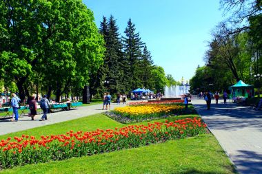 İnsanlar şehir Park Lale ile dinlen