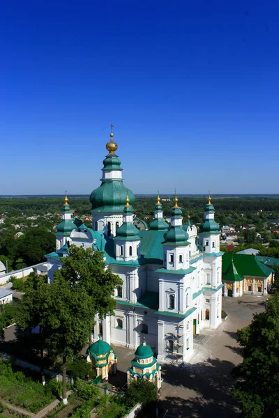Mosteiro de Troitskyi a partir da altura do voo das aves em Chernihiv — Fotografia de Stock