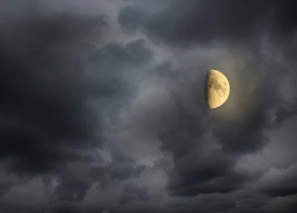 Φεγγάρι στον νυχτερινό ουρανό θολό — Φωτογραφία Αρχείου