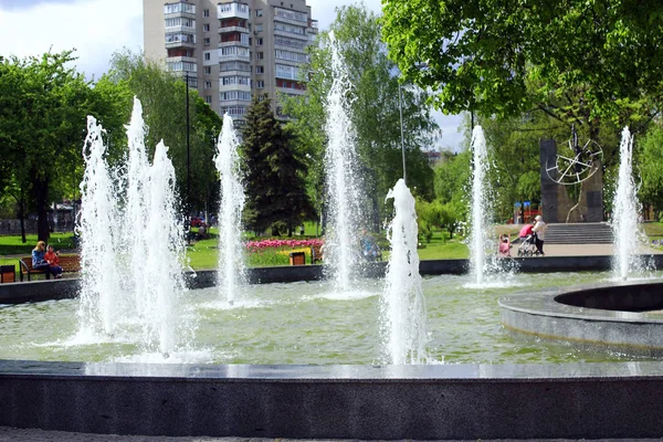 Fonteinen in stadspark — Stockfoto