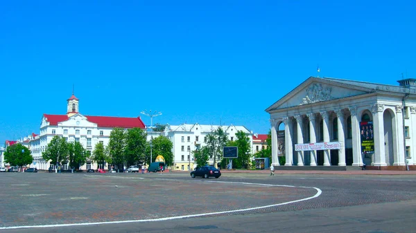 Area in Chernihiv town with beautiful dramatic theatre — Stock Photo, Image
