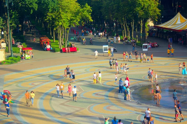 As pessoas têm um resto no parque de cidade de Kharkiv — Fotografia de Stock