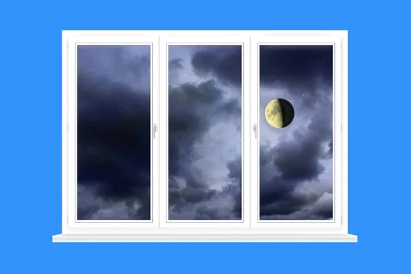 Okno z widokiem na księżyc na ciemne niebo pochmurne — Zdjęcie stockowe