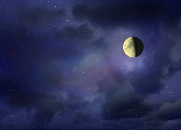 Σελήνη στον σκοτεινό ουρανό θολό — Φωτογραφία Αρχείου