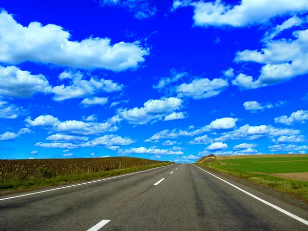 Strada e il cielo blu — Foto Stock