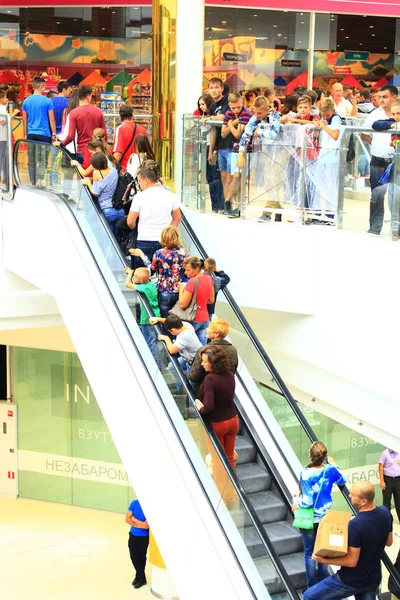 Menschen auf der Rolltreppe im Supermarkt — Stockfoto