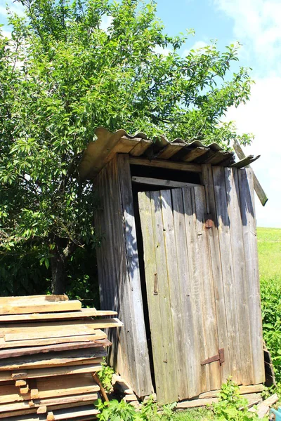 Velho banheiro rural — Fotografia de Stock