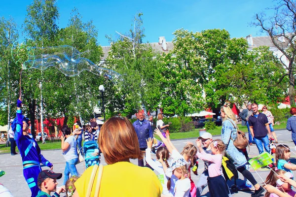 Los niños felices se alegran de soplar burbujas — Foto de Stock
