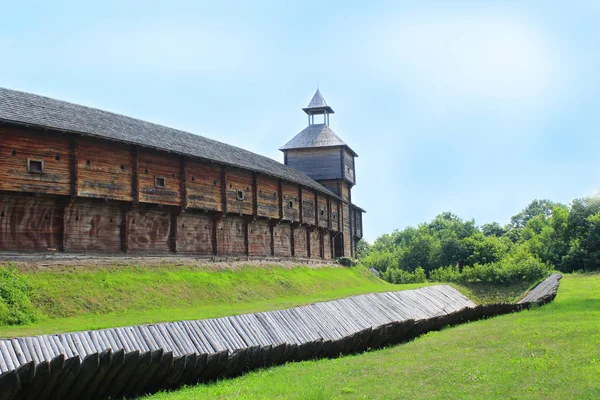 Baturyn Ακρόπολη με προστατευτικό χαντάκι. Αρχαία σλαβική αρχιτεκτονική του φρουρίου — Φωτογραφία Αρχείου